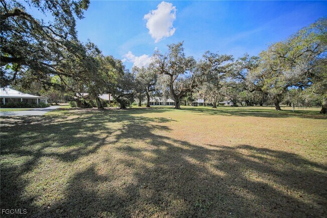 Building Photo - 1250 Riverbend Dr