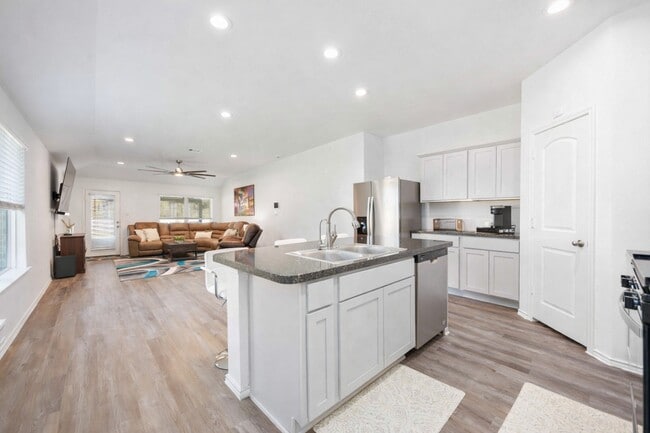 Building Photo - 24034 Sunview Vly Dr