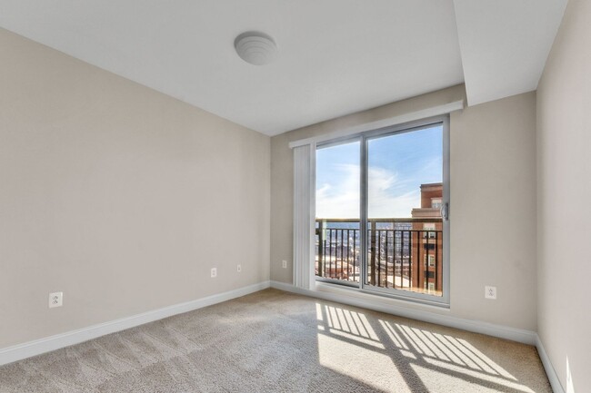 Building Photo - Stylish Top-Floor Condo with Stunning View...