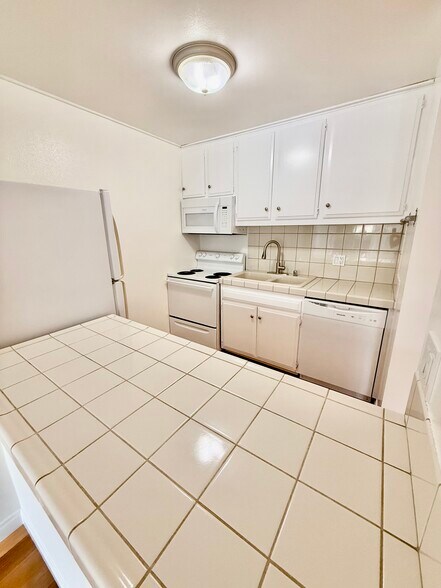 Kitchen - 906 Camino Real