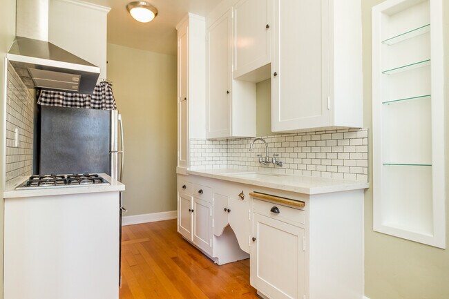 Building Photo - Charming Corner Unit One Bedroom! Large Pa...