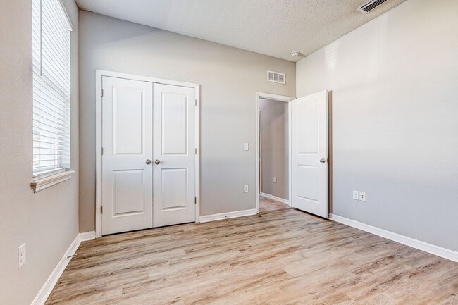 Building Photo - 32848 Sand Creek Dr