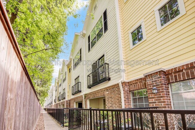 Building Photo - 9200 Westheimer Rd