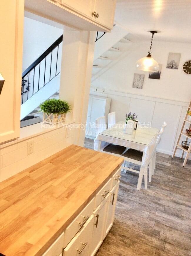 Building Photo - 430 Falling Ln