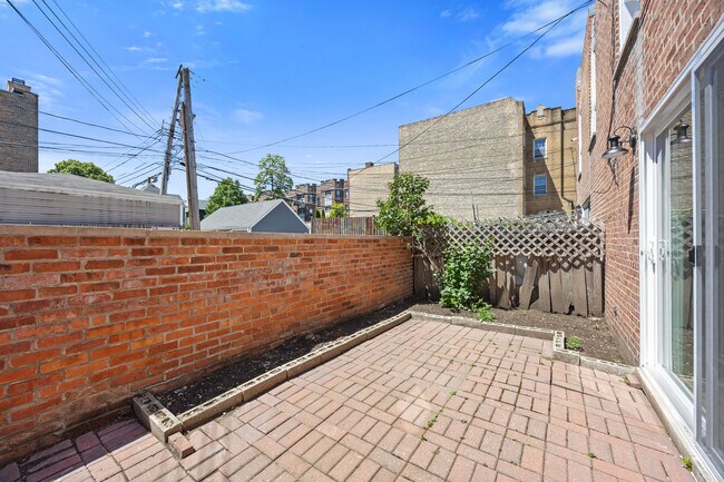 Building Photo - 1615 W Greenleaf Ave