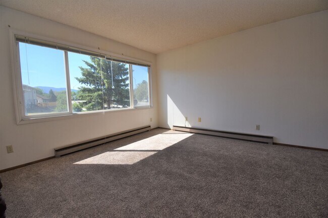 Building Photo - 2Bed 1.5Ba W/ Carport! Close to Trails, Ho...