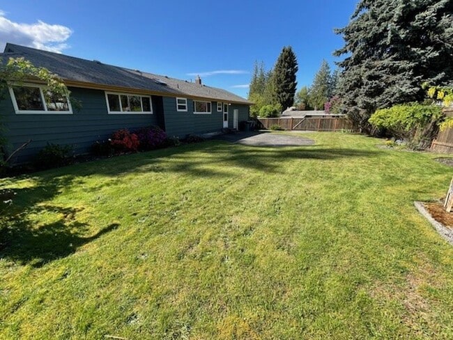 Building Photo - Edmonds View Home