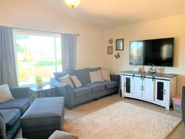 Building Photo - 3824 E Pueblo Ave