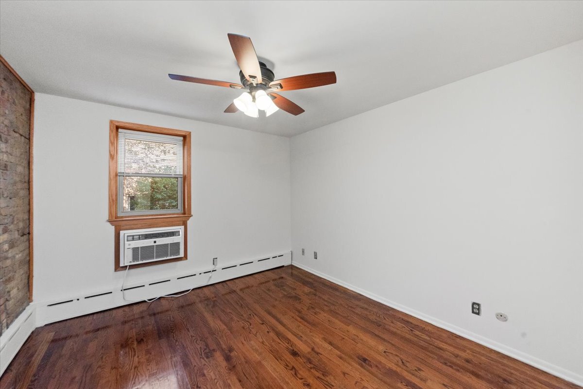 Building Photo - 534 W Belden Ave