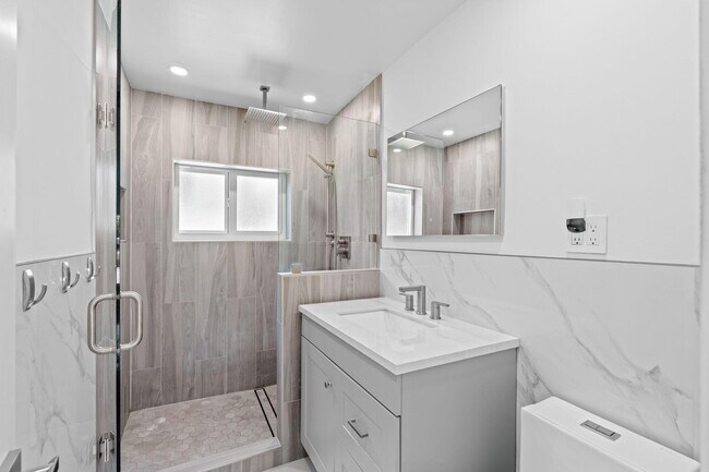 Building Photo - 5341 N Andrews Ave