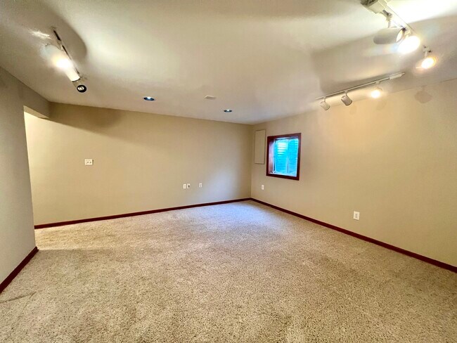 Building Photo - 1172 Rose Dr
