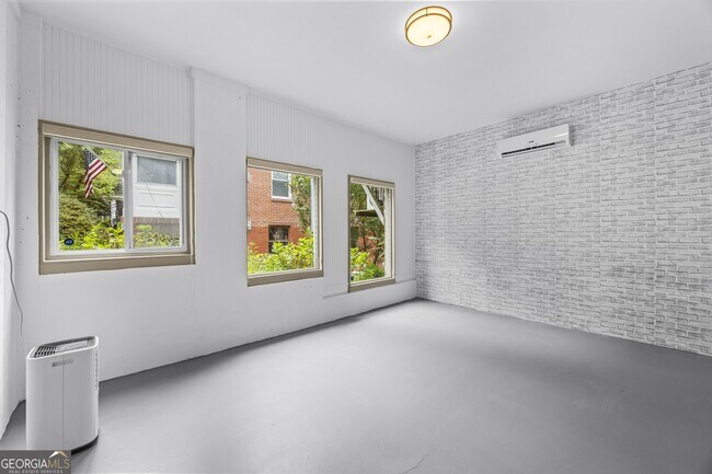 Building Photo - 1742 Helen Dr NE