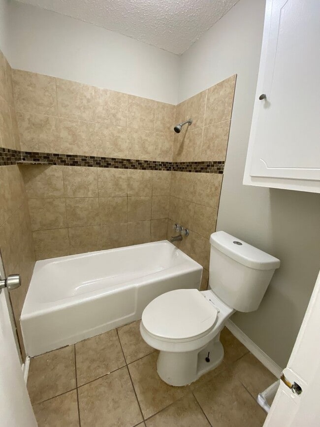 Building Photo - 2 Bedroom 1.5 Bath Apt at the Monterey Squ...