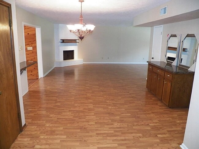 Building Photo - 1844 Rollingwood Dr