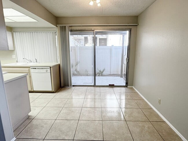 Building Photo - 1420 E Vegas Valley Dr