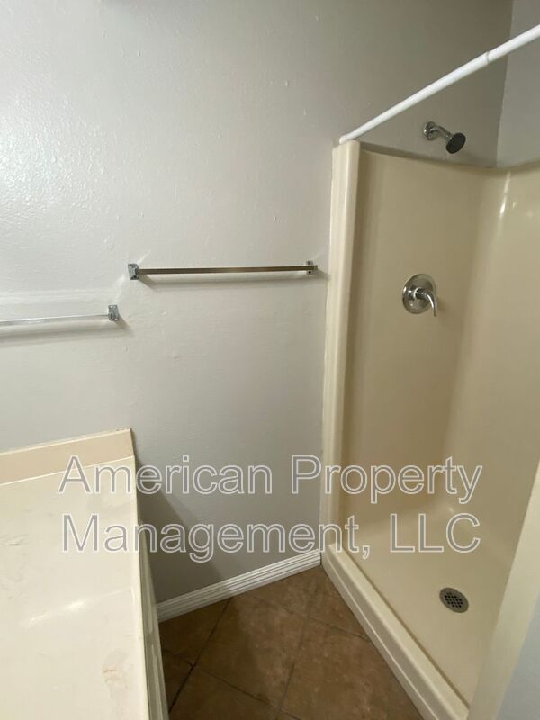 Building Photo - 1132 N Hickory Dr