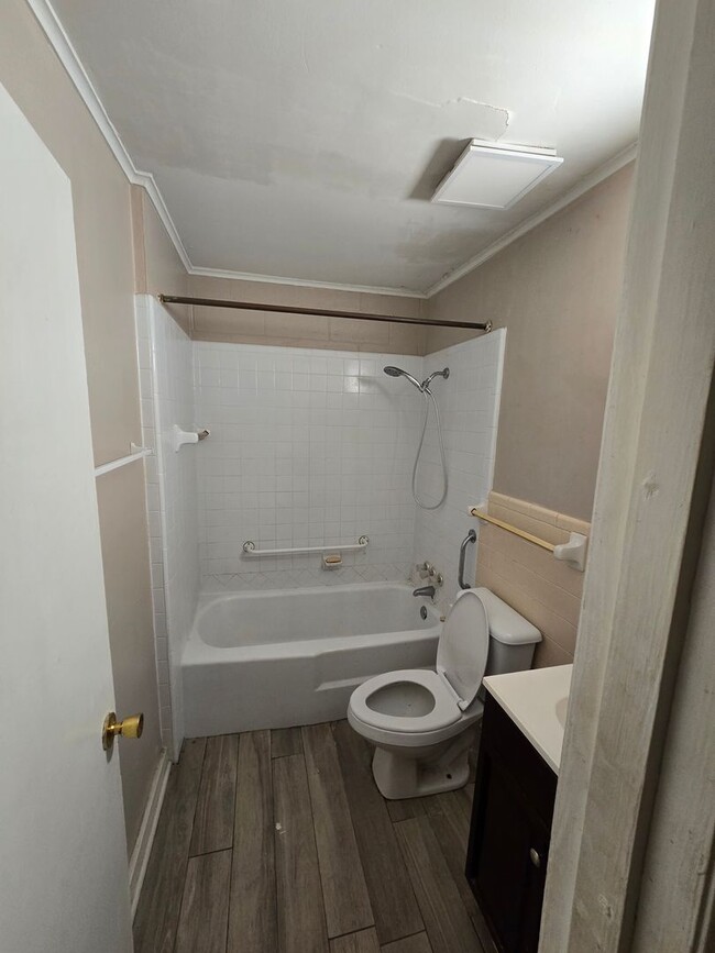Building Photo - 2/1 All Electric Apartment in Newport