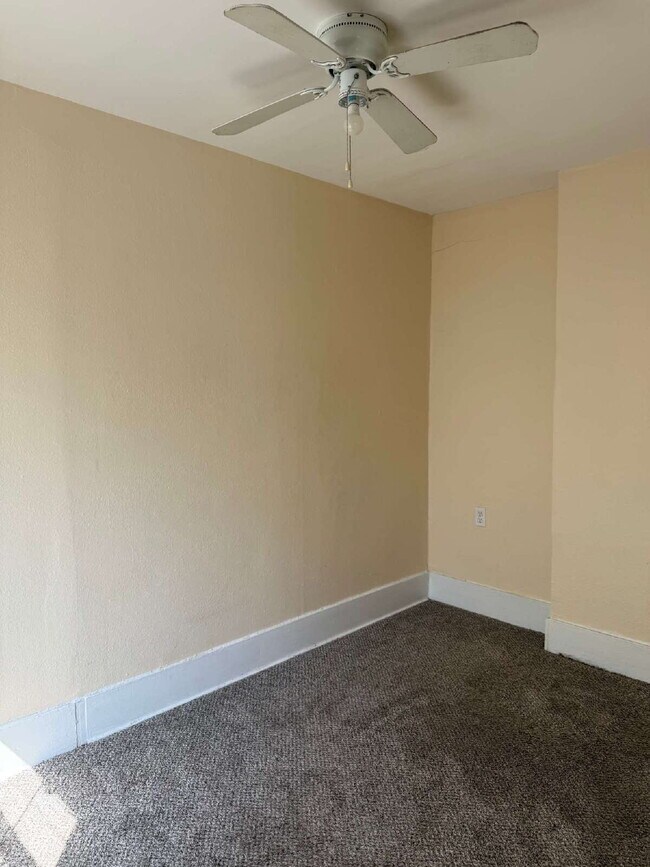 Building Photo - 1 Bedroom plus a Den, Close to SAC and Ala...