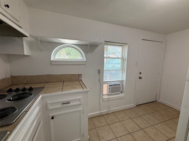 Primary Photo - 2013 Eubanks St