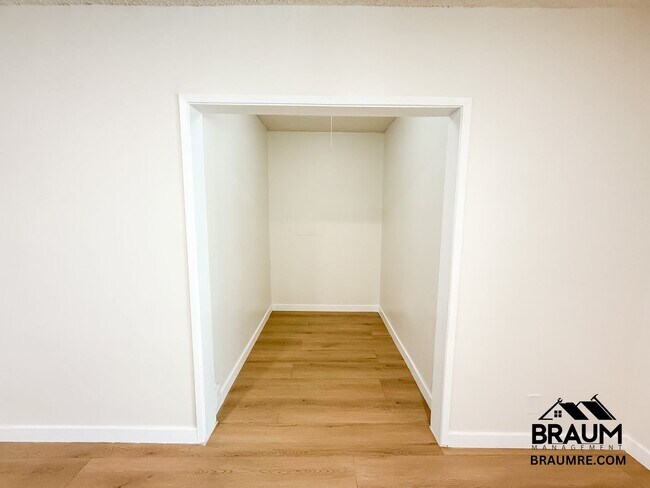 Building Photo - 13115 Oxnard St