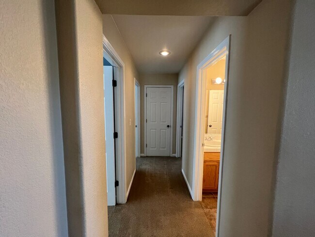 Building Photo - Large 4 bedroom located on a well maintained court!