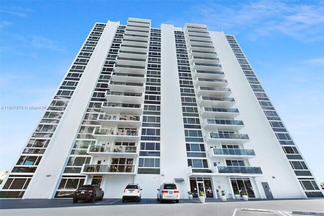 Building Photo - 2715 N Ocean Blvd