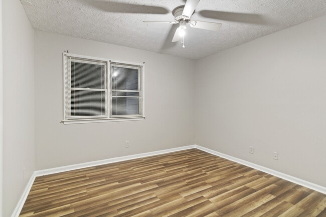 Building Photo - 235 Sunny Hills Dr