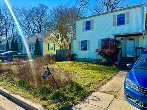 Building Photo - 4 Bed + 2 Bath - Screened in Porch! Pets W...