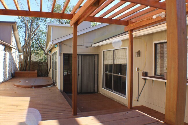 Building Photo - Gorgeous garden style home in San Antonio. Realtor Commission: $300