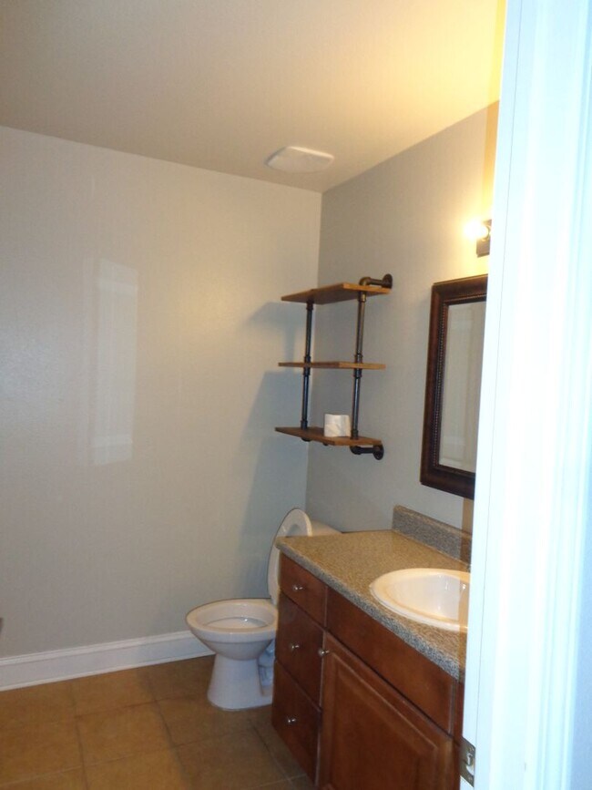 Building Photo - Great Location / Close to Hwy 85 & I-10