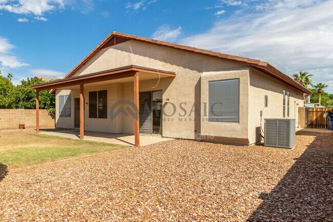 Building Photo - 1112 N Wade Dr