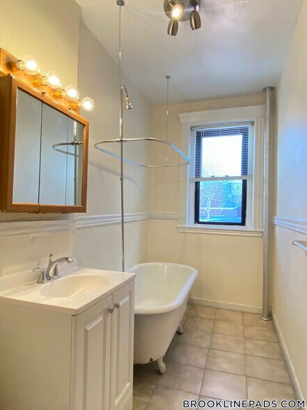 Building Photo - 364 Riverway
