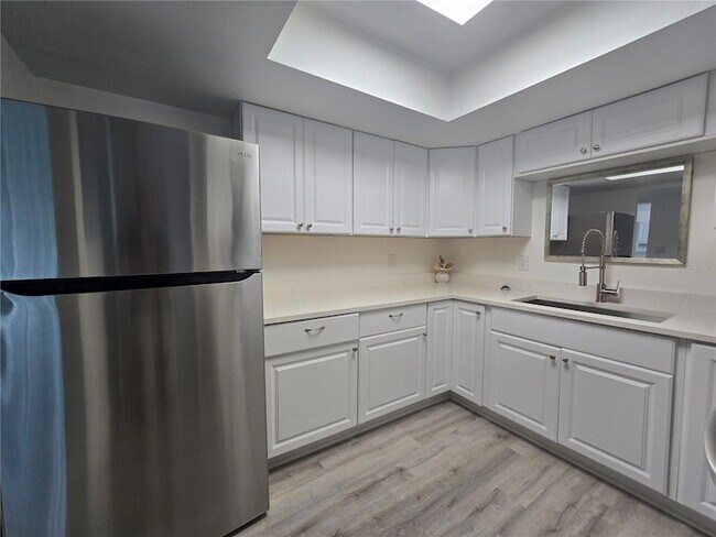 Building Photo - 633 Silver Pass