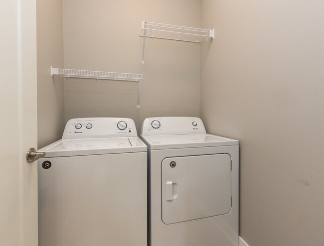 laundry room - 615 SE Tallgrass Ln