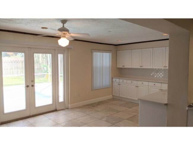 Building Photo - Newyly Renovated Spacious Pool Home Availa...
