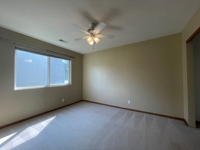 Building Photo - Large Home for rent in Bellevue