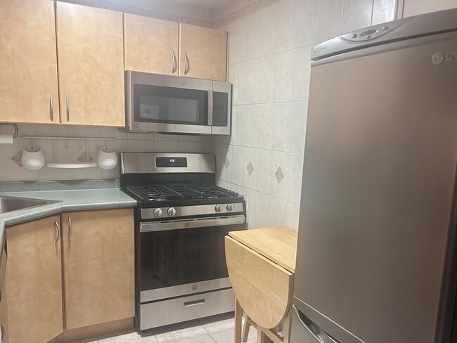 Building Photo - 140 Kenrick St