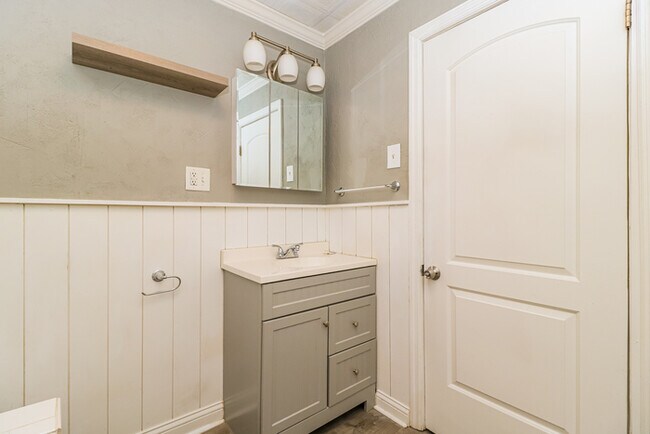 Building Photo - Fantastic 2bd/1ba home! Let yourself in!