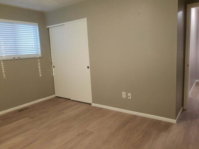 Building Photo - 140 Redbud Dr