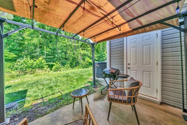 Building Photo - 253 Woodland Vly Ln