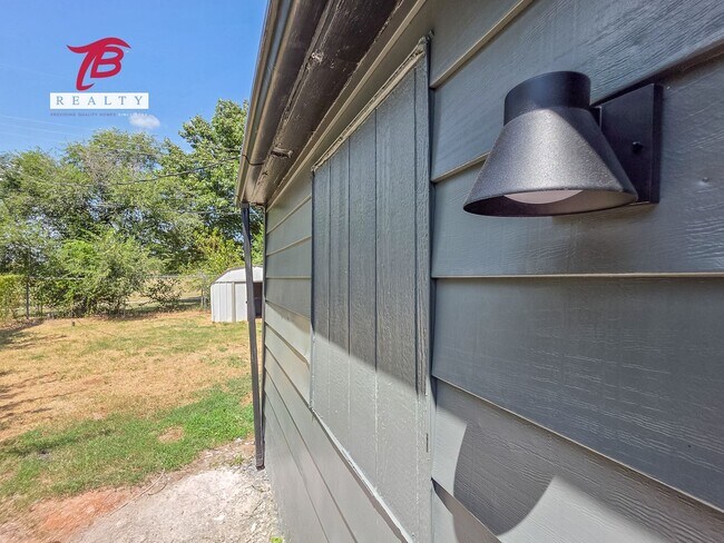 Building Photo - Charming and Newly Renovated 4-Bedroom Hom...