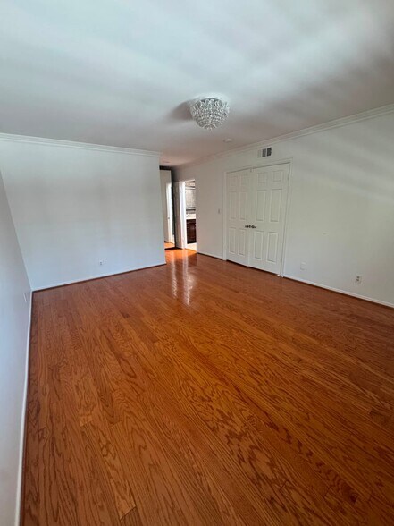 Building Photo - 4153 W Sarah St