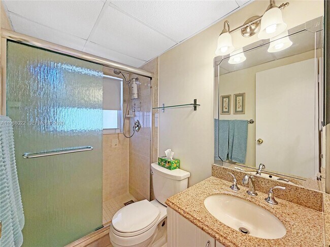 Building Photo - 1030 Country Club Dr