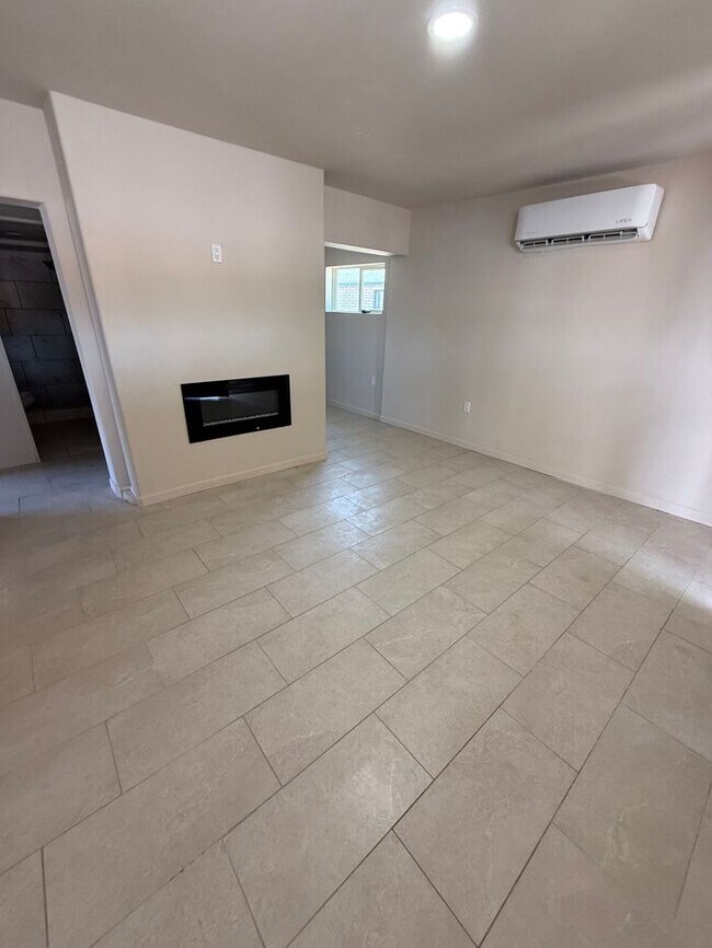 Building Photo - HOUSE FOR RENT