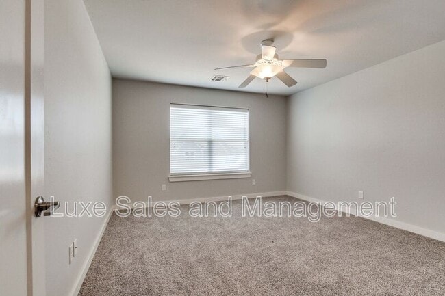 Building Photo - 17604 Sunny Hollow Rd