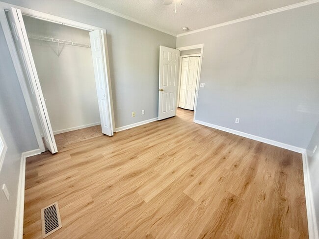 Building Photo - 3 Bed 2 Bath home with pool and lawncare included for $1825!!!