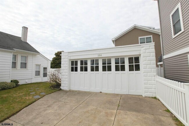 Building Photo - 104 N 35th Ave