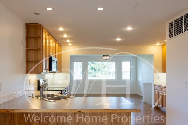 Building Photo - Spacious 5 Bedroom Home with Fenced Yard & Covered Parking