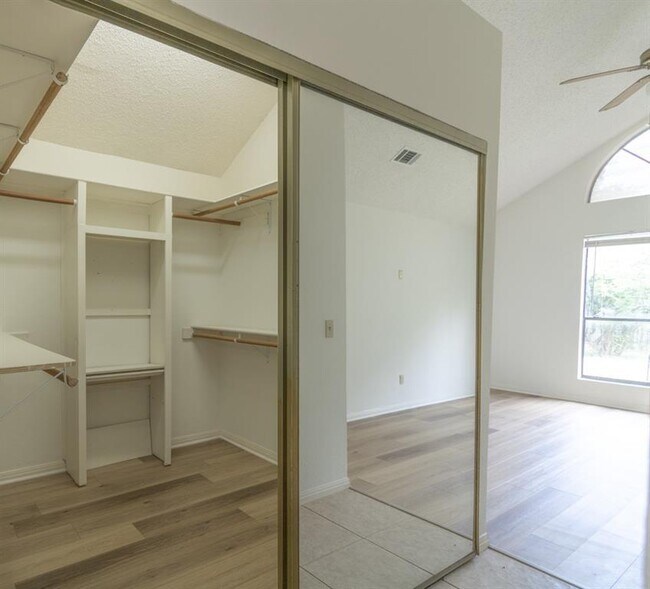 Building Photo - 300 Oakcrest Dr