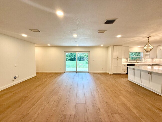 Building Photo - GORGEOUS, COMPLETELY REDONE 3/2 MAITLAND H...